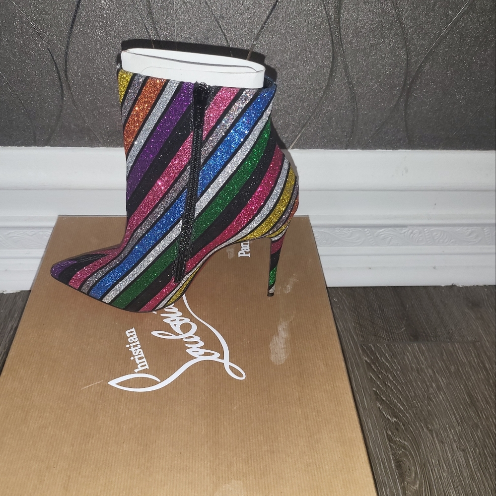 Christian Louboutin So Kate Booty